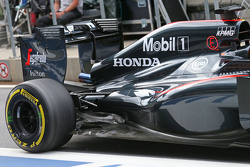 Fernando Alonso, McLaren MP4-30 - capot moteur et suspension