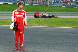 Sebastian Vettel, Ferrari SF15-T gepasseerd door Daniel Ricciardo, Red Bull Racing RB11