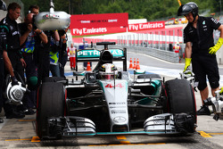 Льюис Хэмилтон, Mercedes AMG F1 W06 на пит-стопе