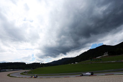 Marcus Ericsson, Sauber C34 lidera a Valtteri Bottas, Williams FW37
