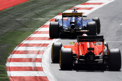 Felipe Nasr, Sauber C34 lidera a Roberto Merhi, Manor F1 Team