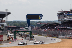 #7 Audi Sport Team Joest Audi R18 e-tron quattro : Marcel Fässler, Andre Lotterer, Benoit Tréluyer, #19 Porsche Team Porsche 919 Hybrid : Nico Hulkenberg, Nick Tandy, Earl Bamber