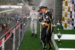 Podio: ganador de la carrera Charles Leclerc, el segundo lugar Felix Rosenqvist, el tercer lugar Ale