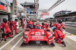 Arrêt aux stands pour la #23 Nissan Motorsports Nissan GT-R LM NISMO : Olivier Pla, Jann Mardenborough, Max Chilton
