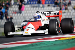 Ален Прост за рулем McLaren MP4/2B на параде легенд