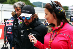 Fernando Alonso, McLaren avec Lee McKenzie, journaliste de la BBC sur la grille