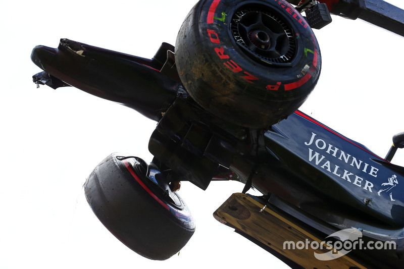 El McLaren MP4-30 dañado de Fernando Alonso, McLaren