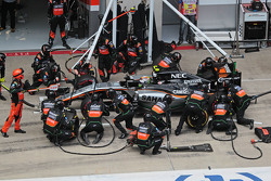 Серхио Перес, Sahara Force India F1 VJM08 во время пит-стопа
