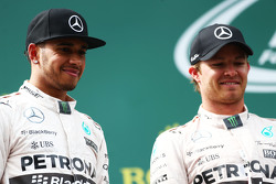 Подиум: второе место - Льюис Хэмилтон, Mercedes AMG F1 и победитель гонки - Нико Росберг, Mercedes AMG F1