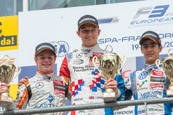 Podio: segundo lugar Santino Ferrucci, ganador de la carrera Jake Dennis, el tercer lugar Sergio Sette Camara
