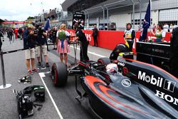 Jenson Button, McLaren MP4-30 en la parrilla