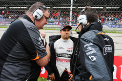 Sergio Pérez, Sahara Force India F1 con Tom McCullough, Sahara Force India F1 Jefe del equipo del in