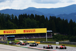 Will Stevens, Manor F1 Team au départ de la course au moment où Kimi Raikkonen, Ferrari SF15-T perd le contrôle