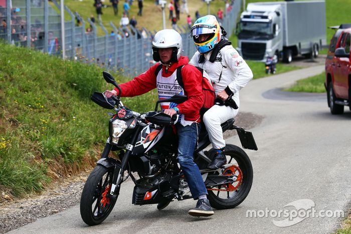 Alonso, McLaren volta aos boxes em uma moto