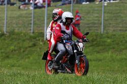 Kimi Raikkonen, Ferrari, contraint à l'abandon, revient aux stands à l'arrière d'une moto