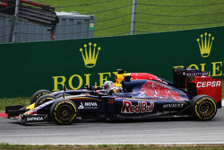 Max Verstappen, Scuderia Toro Rosso STR10 et Daniel Ricciardo, Red Bull Racing RB11 en lutte pour une position
