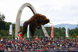 Фанаты и скульптура Red Bull