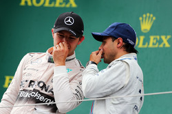 Победитель гонки - Нико Росбер, Mercedes AMG F1 на подиуме с Фелипе Массой, Williams