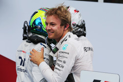 Победитель гонки - Нико Росбер, Mercedes AMG F1 празднует с напарником по команде Льюисом Хэмилтоном