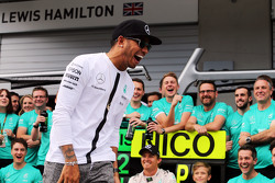 Льюис Хэмилтон, Mercedes AMG F1 празднует с командой