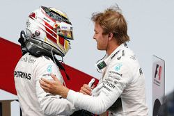 Vencedor Nico Rosberg, Mercedes AMG F1 Team e o segundo colocado Lewis Hamilton, Mercedes AMG F1 Team