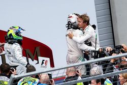 Vencedor Nico Rosberg, segundo lugar Lewis Hamilton, terceiro lugar Felipe Massa