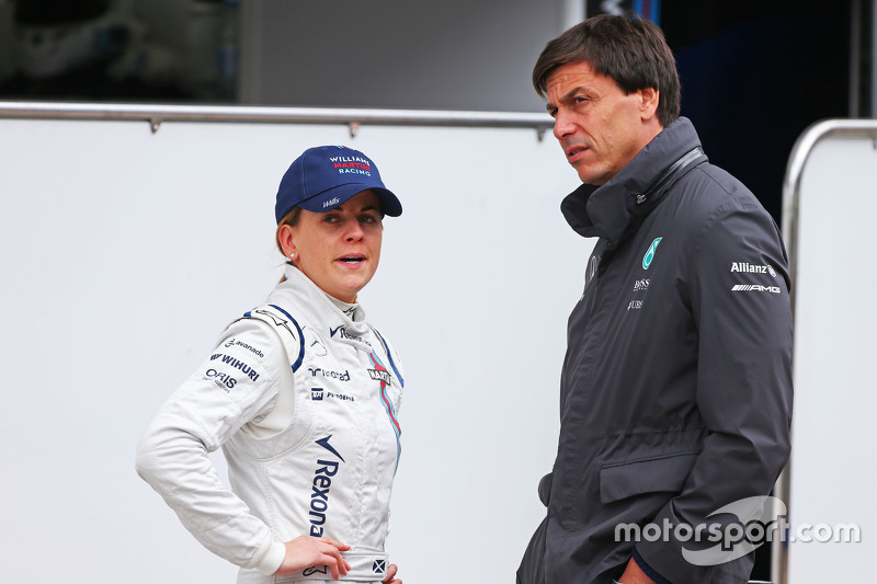 (E para a D): Susie Wolff, Williams piloto de desenvolvimento com seu marido Toto Wolff, Mercedes AMG F1 sócio e diretor executivo