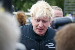 Le Maire de Londres Boris Johnson teste une Formule E sur le circuit de Battersea Park