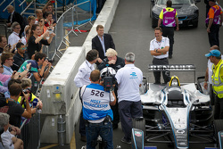 London Mayor Boris Johnson prova un'auto da Formula E car sul circuito di Battersea Park