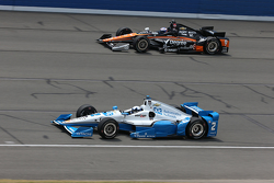 Scott Dixon, Chip Ganassi Racing Chevrolet et Juan Pablo Montoya, Team Penske Chevrolet