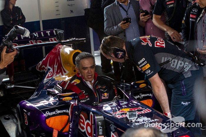 Jefe de Gobierno de la Ciudad de México, Miguel Angel Mancera en el auto de Red Bull Racing