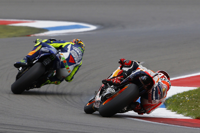 Валентино Россі, Yamaha Factory Racing, та Марк Маркес, Repsol Honda Team