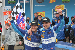 Vencedores #90 VisitFlorida.com Racing Corvette DP: Richard Westbrook, Michael Valiante