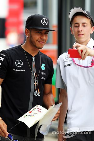 Lewis Hamilton, Mercedes AMG F1 com um fã