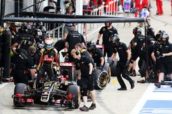 Romain Grosjean, Lotus F1 E23, in der Box