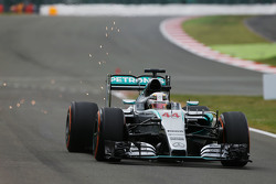 Lewis Hamilton, Mercedes AMG F1 W06 envoie des étincelles dans les airs