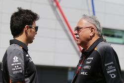 Sergio Perez, Sahara Force India F1 et le Dr. Vijay Mallya, propriétaire de Sahara Force India F1 Team