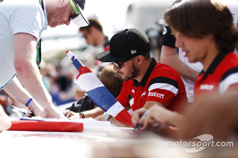 Will Stevens, Manor F1 Team and Roberto Merhi, Manor F1 Team sign autographs for the fans