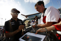 Sergio Pérez, Sahara Force India F1 firma autógrafos para los aficionados