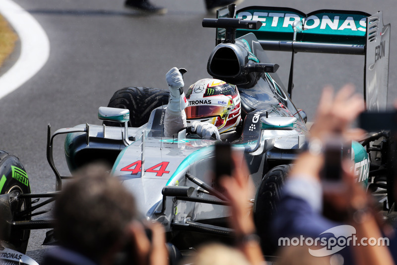 1. Lewis Hamilton, Mercedes AMG F1 W06, feiert im Parc Fermé