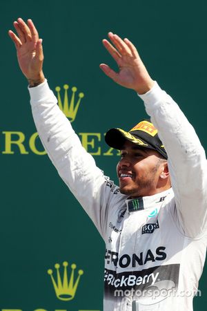 Vencedor da corrida Lewis Hamilton, Mercedes AMG F1 comemora no pódio