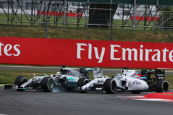 Льюис Хэмилтон, Mercedes AMG F1 W06 широко выходит из поворота пытаясь обойти Фелипе Массу, Williams