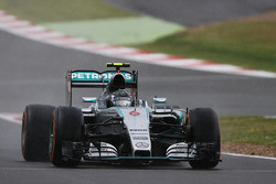 Нико Росберг, Mercedes AMG F1 W06 на пит-стопе во время смены шин на промежуточные