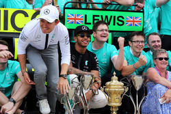Победитель гонки - Льюис Хэмилтон, Mercedes AMG F1 Team празднует с напарником по команде - Нико Рос