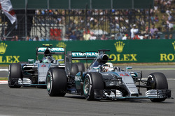 Льюис Хэмилтон, Mercedes AMG F1 Team едет впереди Нико Росберга, Mercedes AMG F1 Team