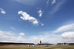 Felipe Massa, Williams FW37 lidera a Valtteri Bottas, Williams FW37, Lewis Hamilton, Mercedes AMG F1