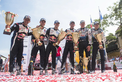 Podium : les vainqueurs Sébastien Ogier et Julien Ingrassia, Volkswagen Polo WRC, Volkswagen Motorsport, les deuxièmes, Andreas Mikkelsen et Ola Floene, Volkswagen Polo WRC, Volkswagen Motorsport, les troisièmes, Ott Tanak et Molder Raigo, M-Sport Ford Fiesta WRC