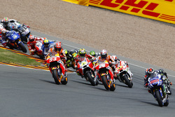 Старт: Хорхе Лоренцо, Yamaha Factory Racing takes the lead