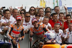 Второе место - Дани Педросса и победитель гонки - Марк Маркес, Repsol Honda Team