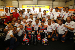 Marc Márquez y Dani Pedrosa con el Repsol Honda celebran su 1-2.